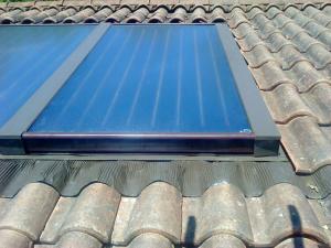 Piatto piano solare con rivestimento blu